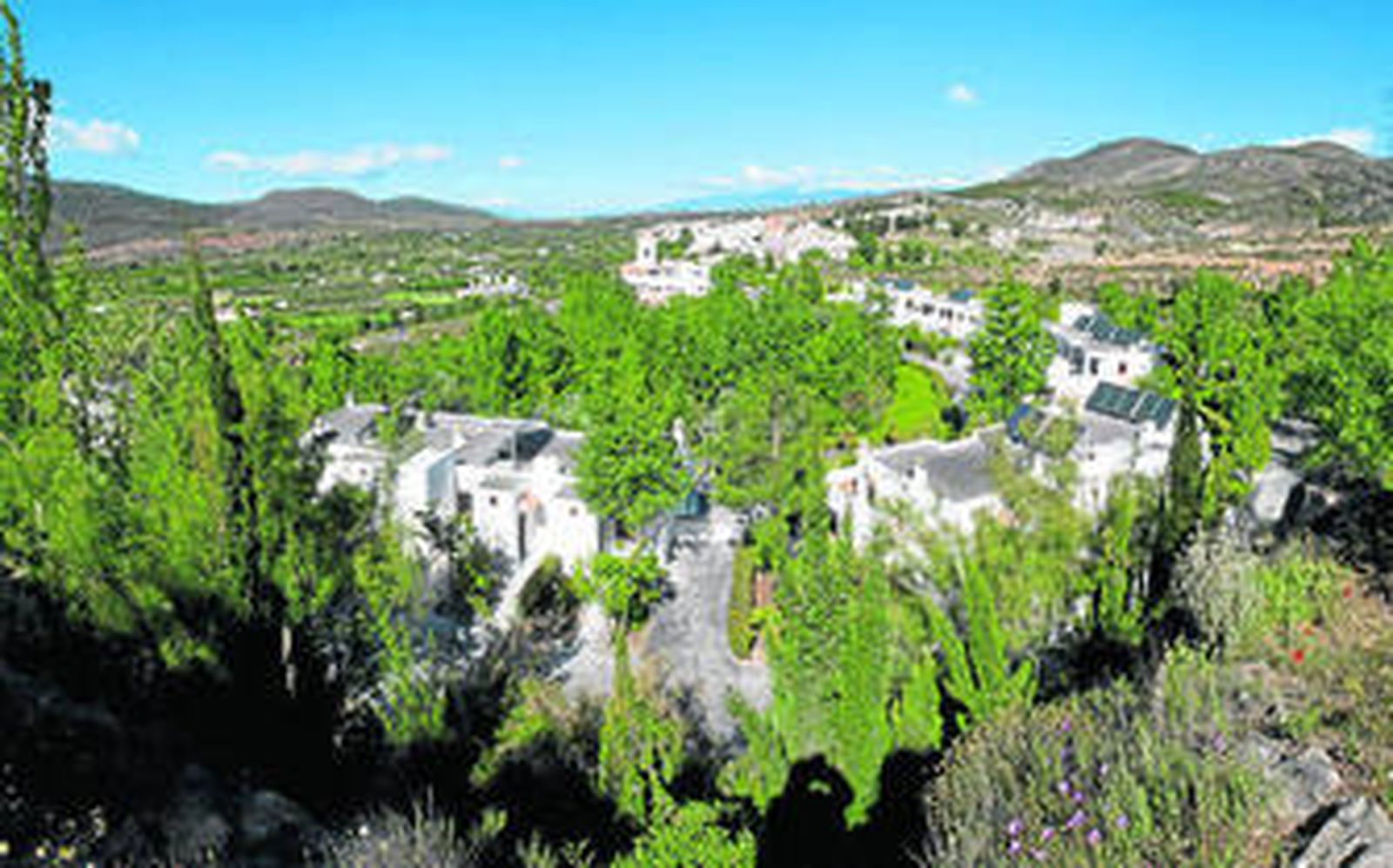 El hotel Villa de Laujar está inserto en el paisaje de la Alpujarra almeriense como si siempre hubiese formado parte de él.