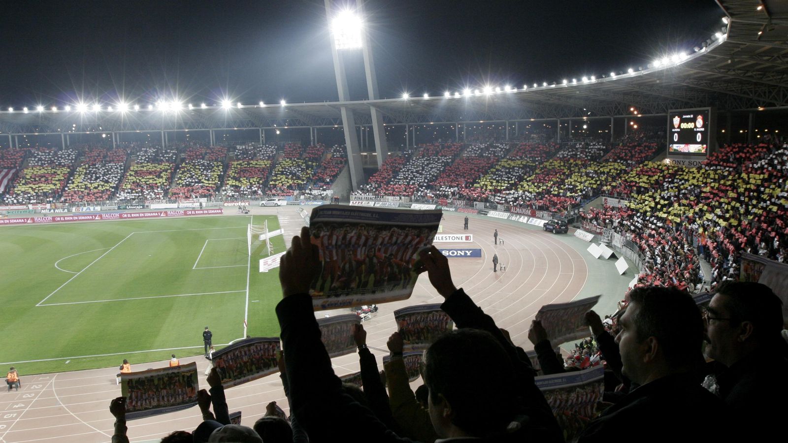 La afición recibió a ambos equipos con un espectacular mosaico