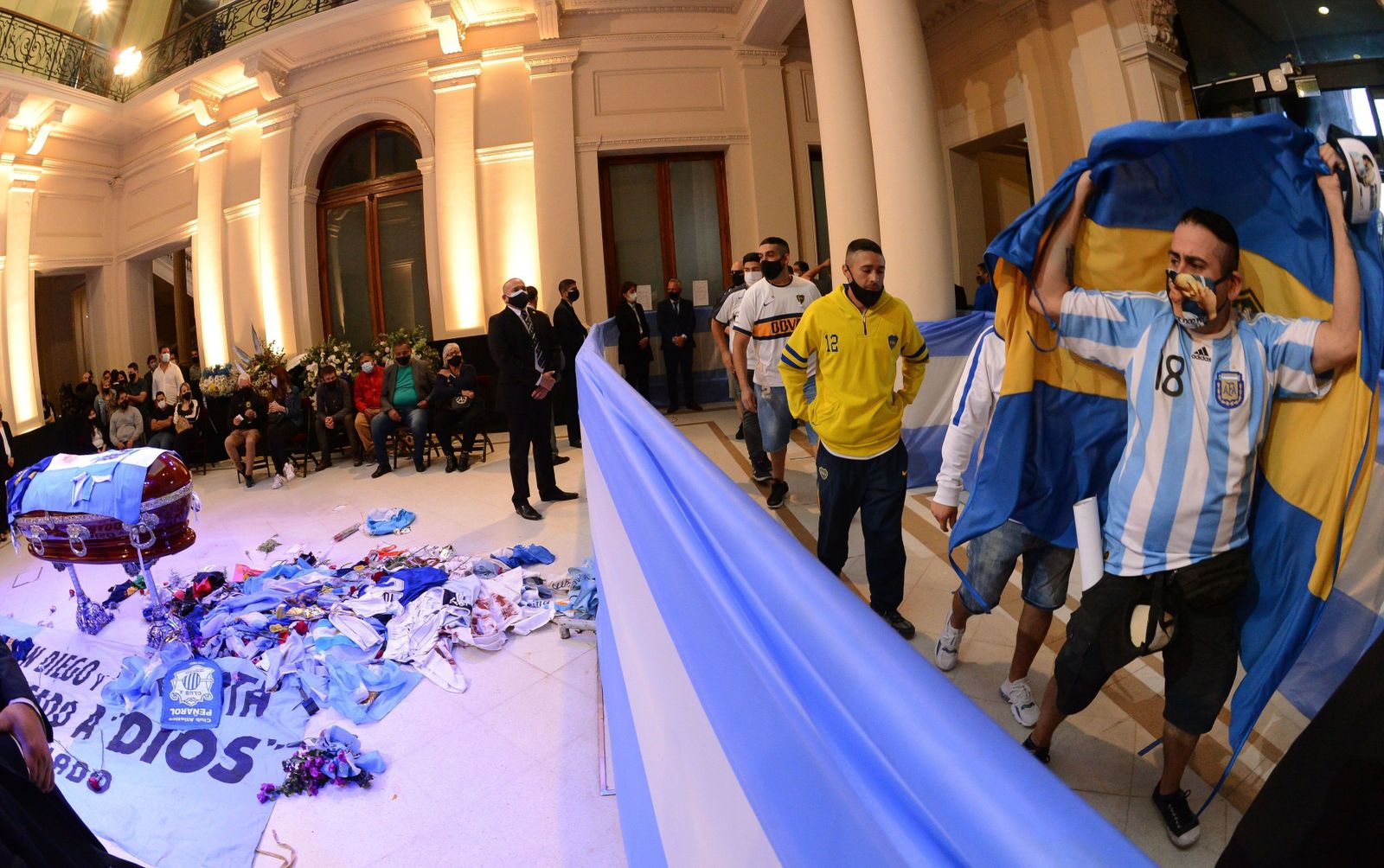 Fotos de los incidentes ante la capilla ardiente de Maradona