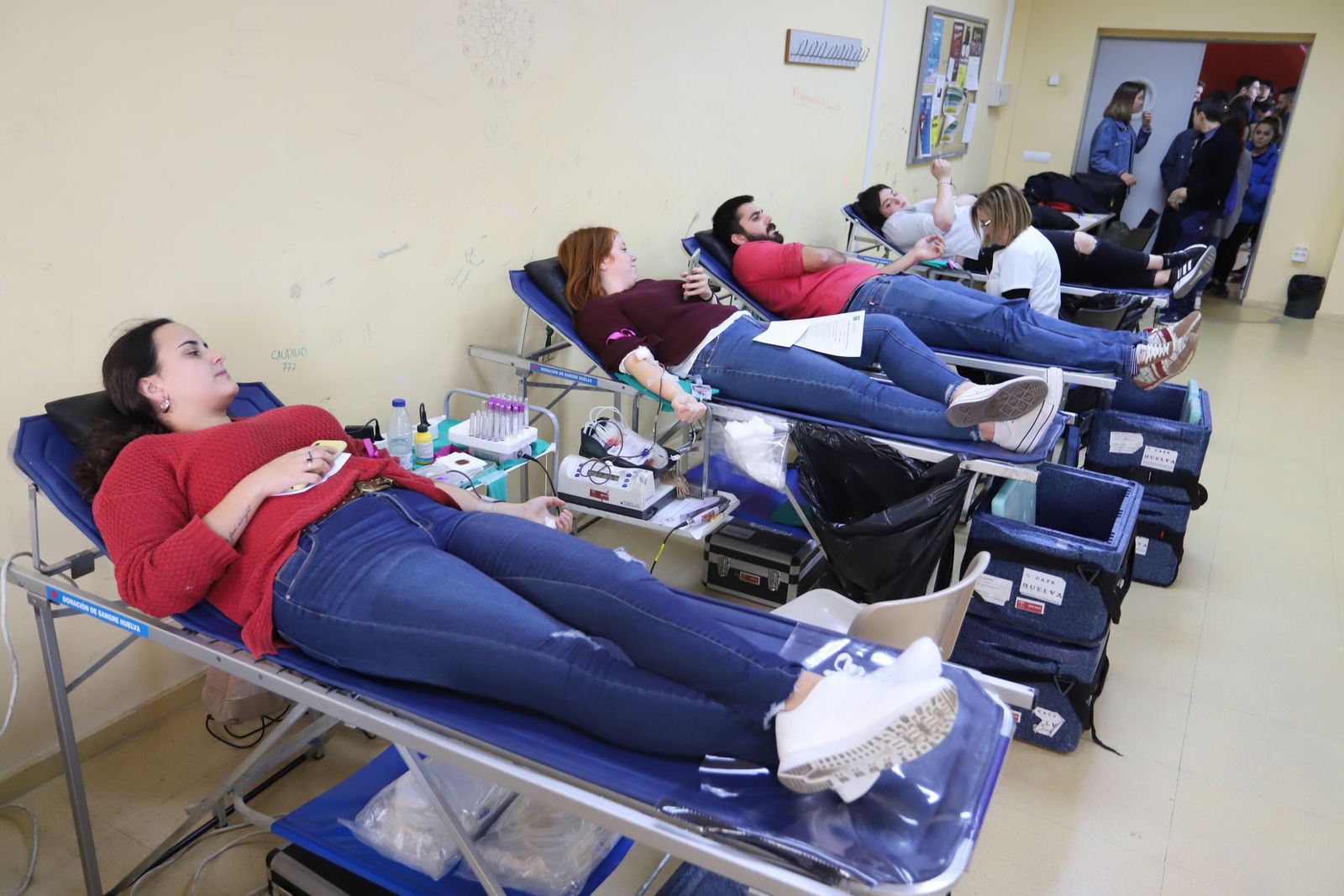 Varios estudiantes de la Universidad de Huelva donan sangre.