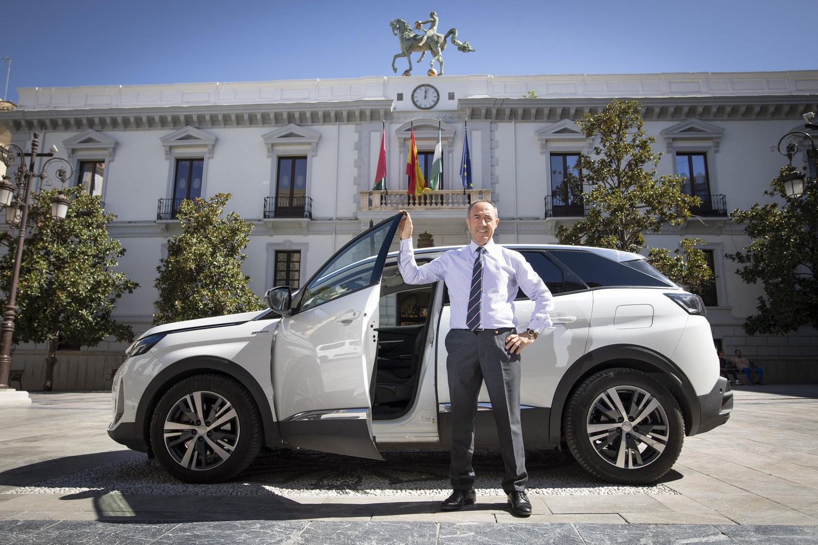 El ya jubilado conductor de la alcaldesa, con el coche oficial frente al Ayuntamiento de Granada.