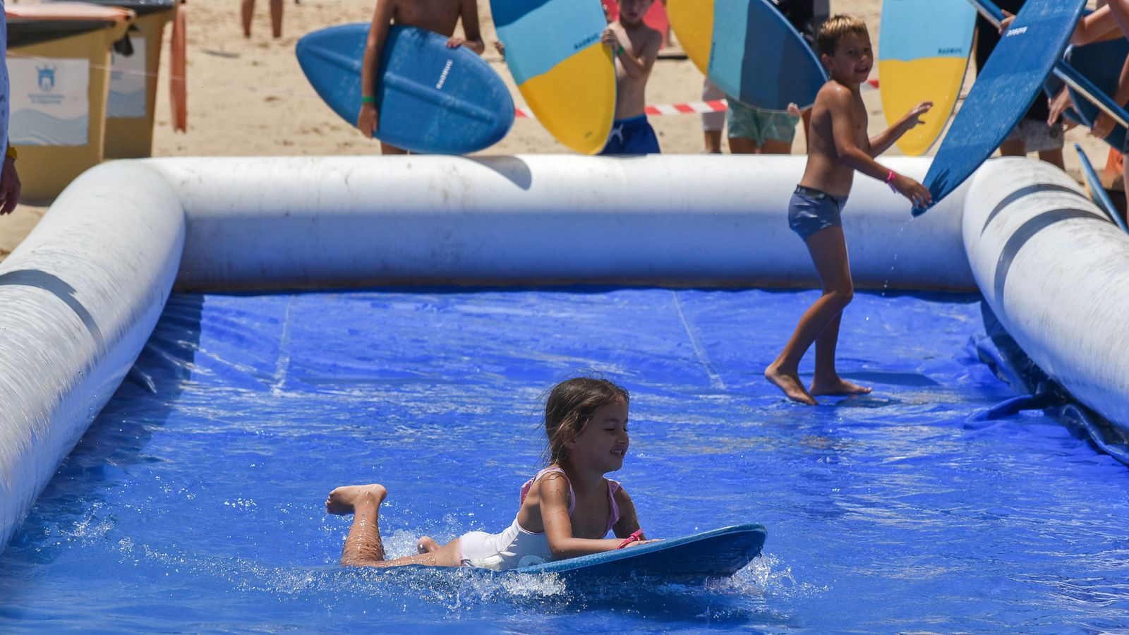 VII Outlet Surfero Solidario en la playa de Getares