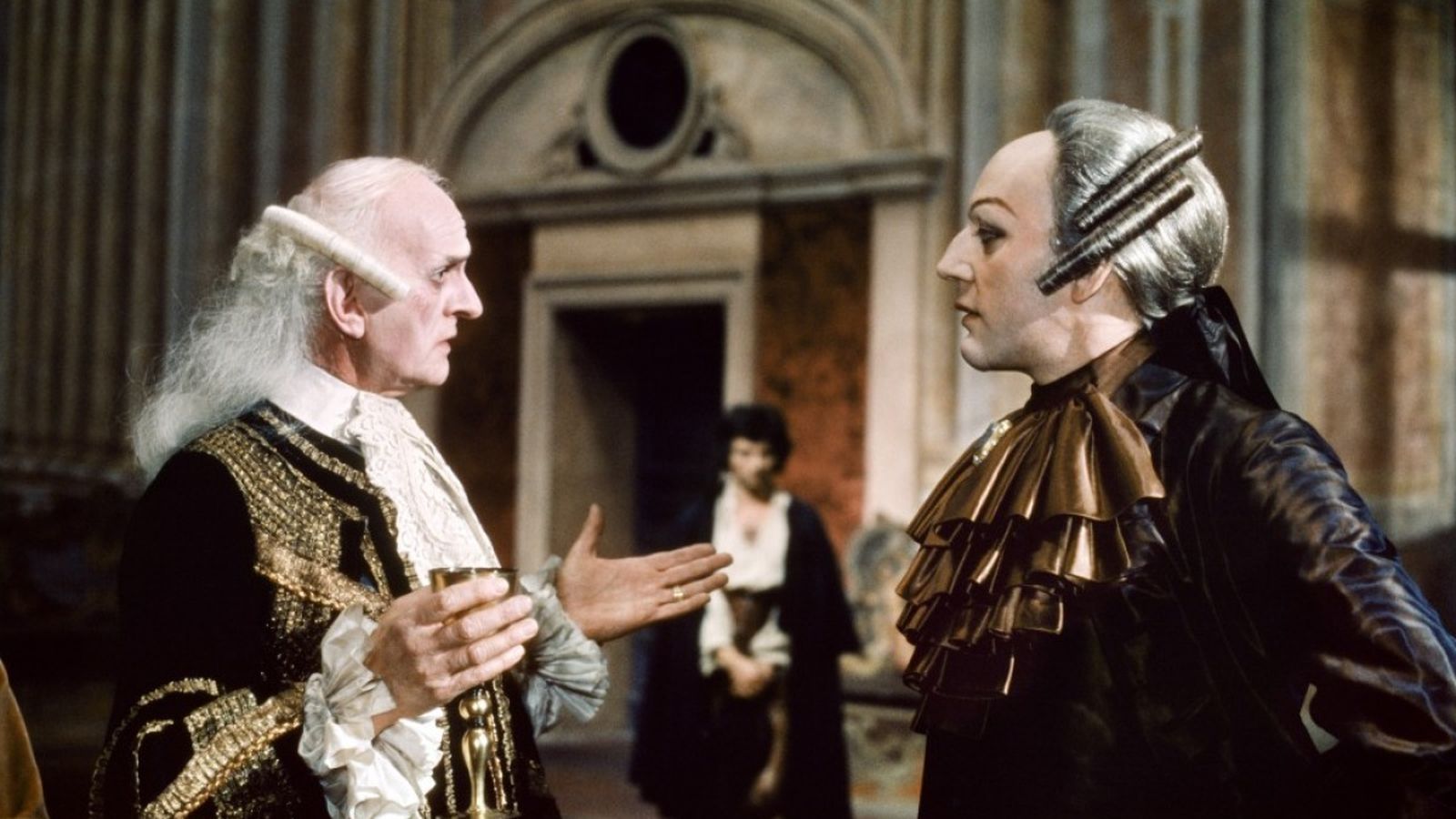 Los fabulosos rostros máscara de 'Casanova' (a la derecha, Donald Sutherland).