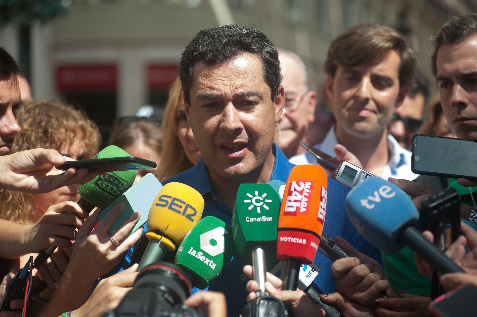 Juanma Moreno, atiende a los medios este viernes en la Feria de Málaga.
