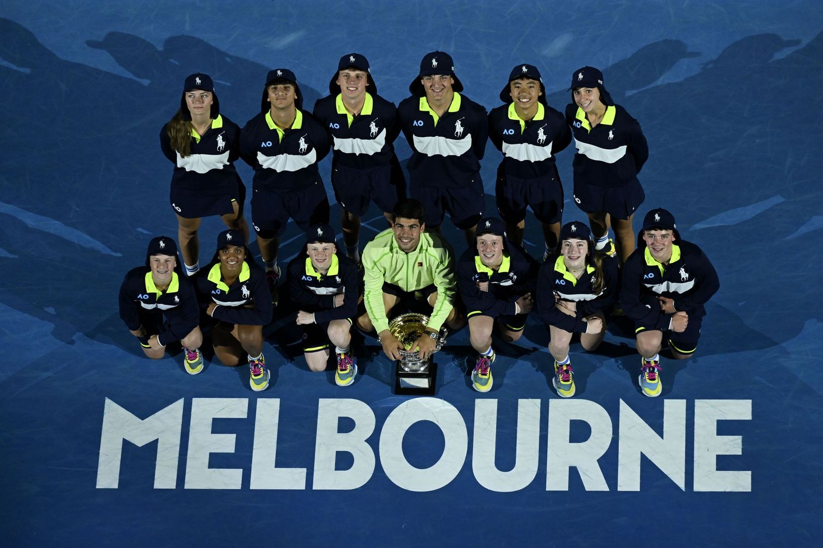 Carlos Alcaraz posa con los recogepelotas tras ganar el Abierto de Australia.