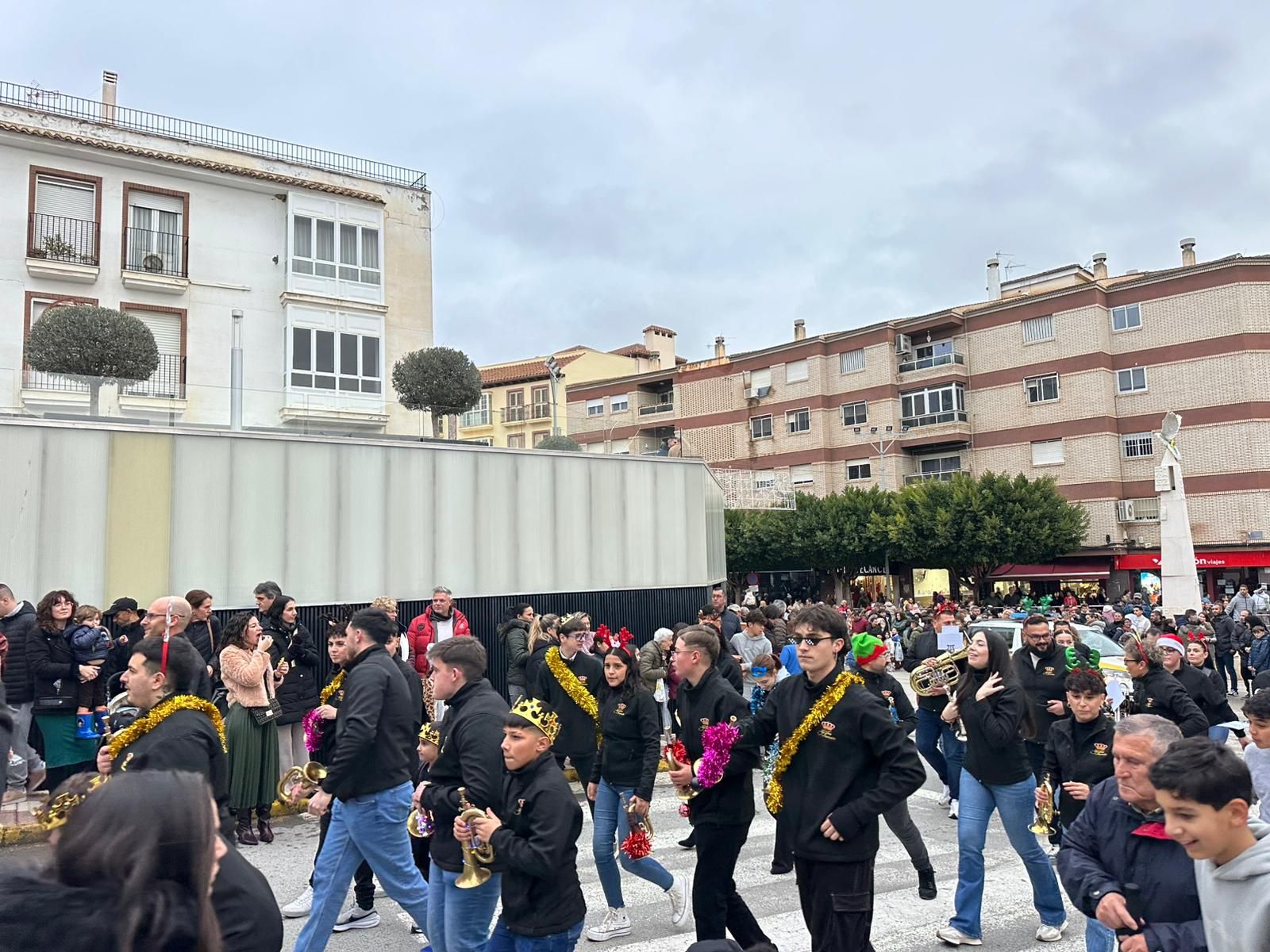 De la Residencia de Mayores a las calles: imágenes del paso de los Reyes Magos por Huércal-Overa