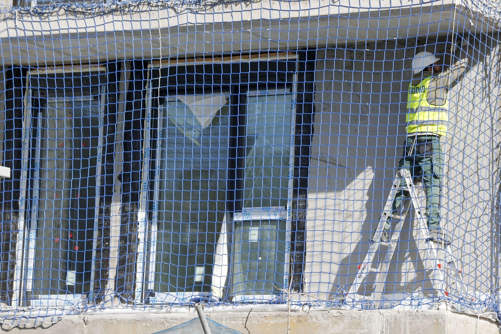 Un trabajador de la construcción en plena faena