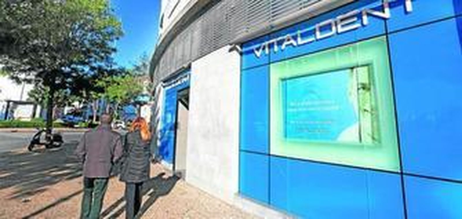 Imagen de la entrada de la clínica Vitaldent en Jerez, situada en la avenida de Méjico.