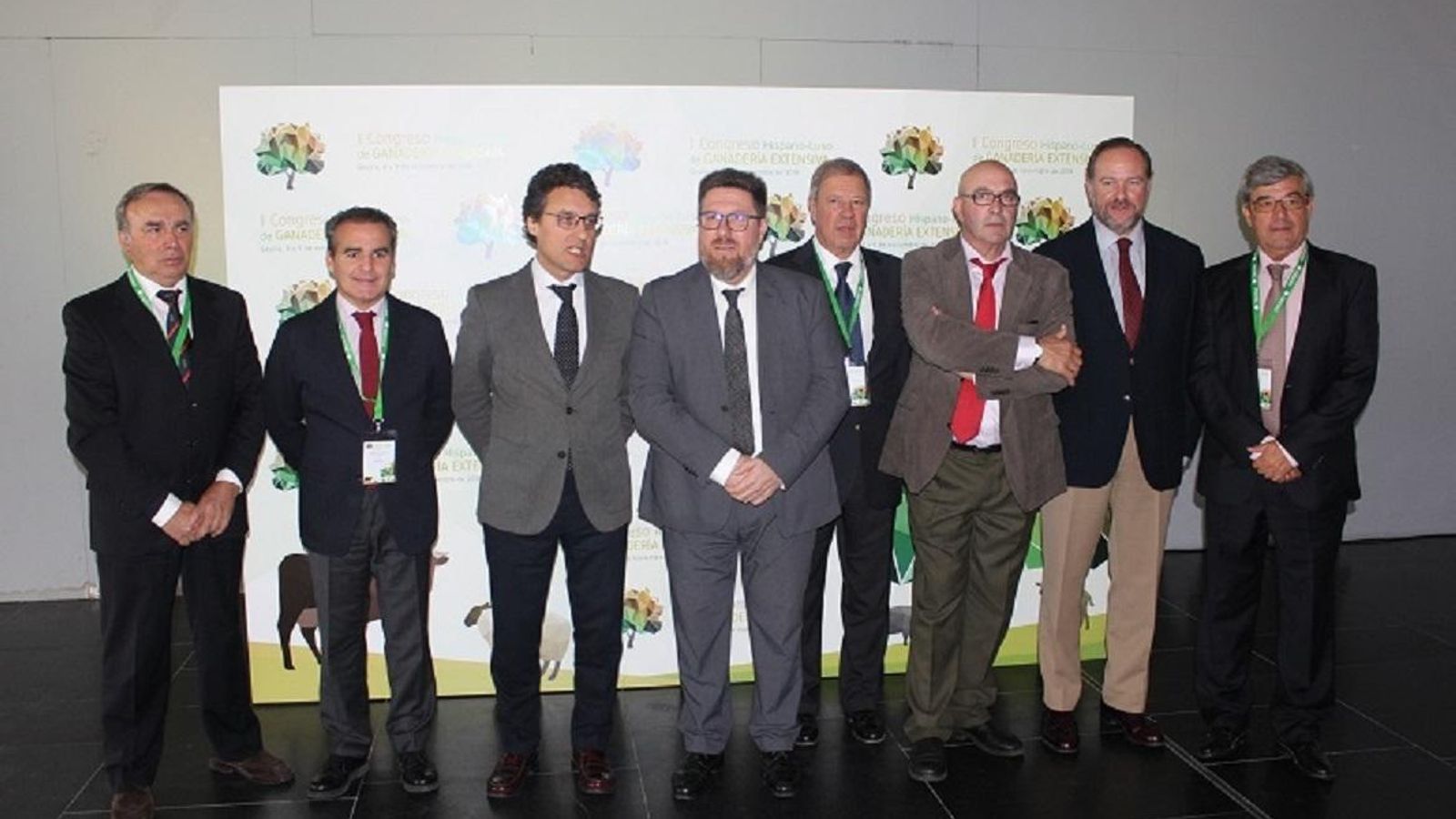 El director general de Alimentación y Veterinaria del Ministerio de Agricultura portugués, Fernardo Bernardo; el presidente de ACOS, Rui Garrido; el secretario general de Agricultura y Alimentación del Ministerio de Agricultura, Pesca y Alimentación, Fernando Miranda Sotillos, y el consejero de Agricultura, Pesca y Desarrollo Rural, Rodrigo Sánchez Haro; el presidente de Cooperativas Agro-alimentarias de Andalucía, Juan Rafael Leal Rubio; el presidente de Caja Rural del Sur, José Luis García-Palacios Álvarez y el presidente de la Federación Andaluza de Agrupaciones de Defensa Sanitaria Ganaderas (FADSG), Agustín González Sánchez.