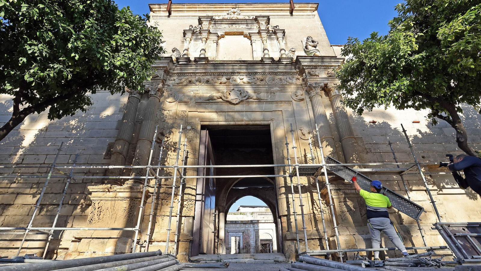 Primer día de la rehabilitación del Palacio Riquelme de Jerez