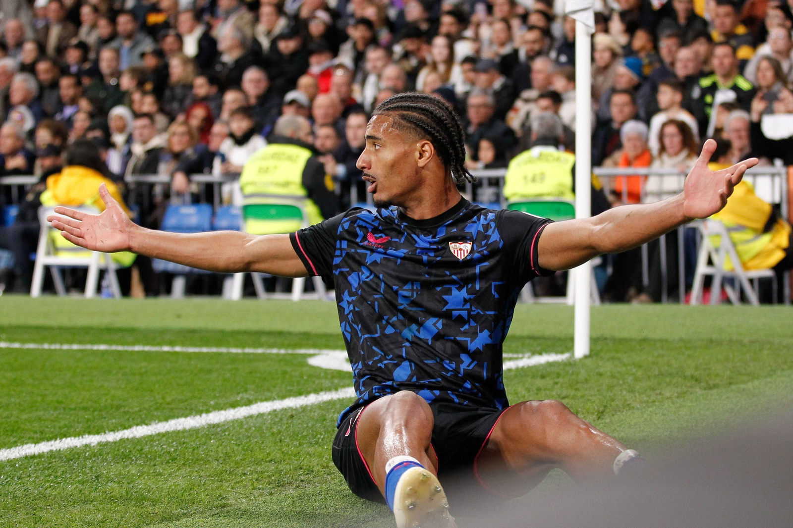 Badé se queja en el suelo de una jugada en defensa.