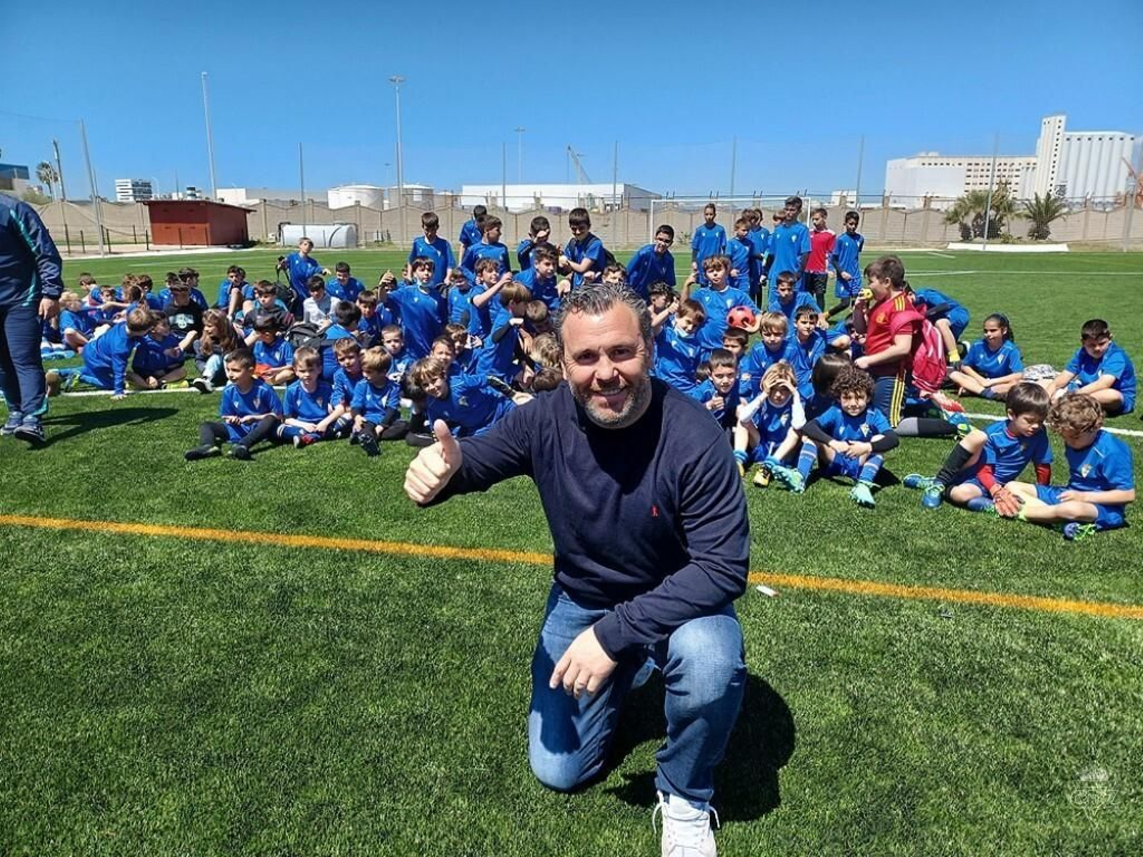 Pulgar arriba de Sergio González con los alumnos del campus en Cádiz.