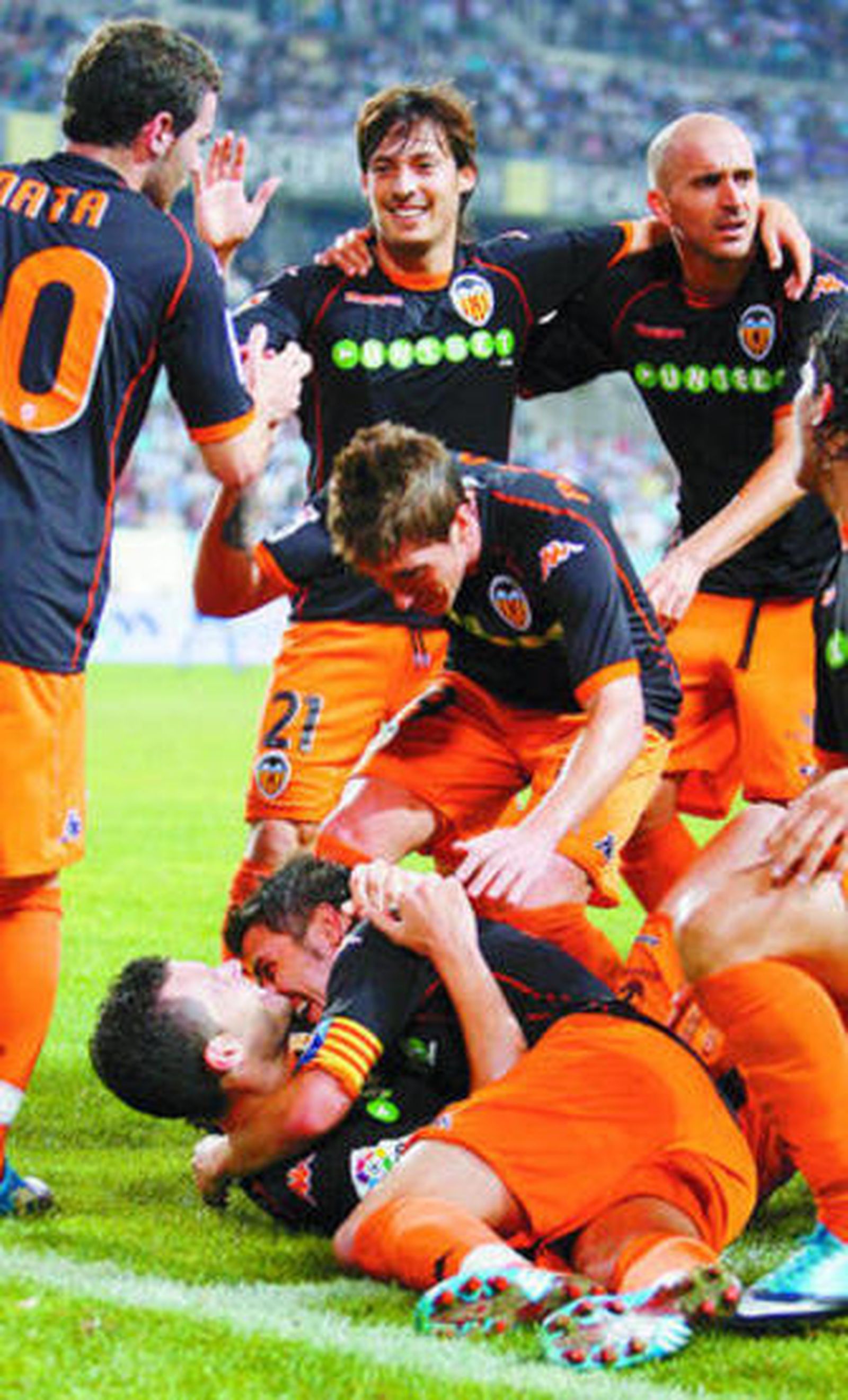 Los valencianistas abrazan a David Navarro tras su tanto.