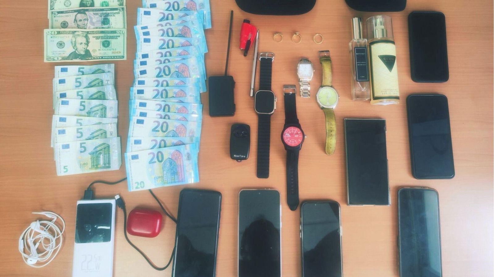 La Guardia Civil atribuye a esta organización al menos trece robos con el mismo método. Parte de lo sustraído, como joyas y perfumes, ha podido ser recuperado.