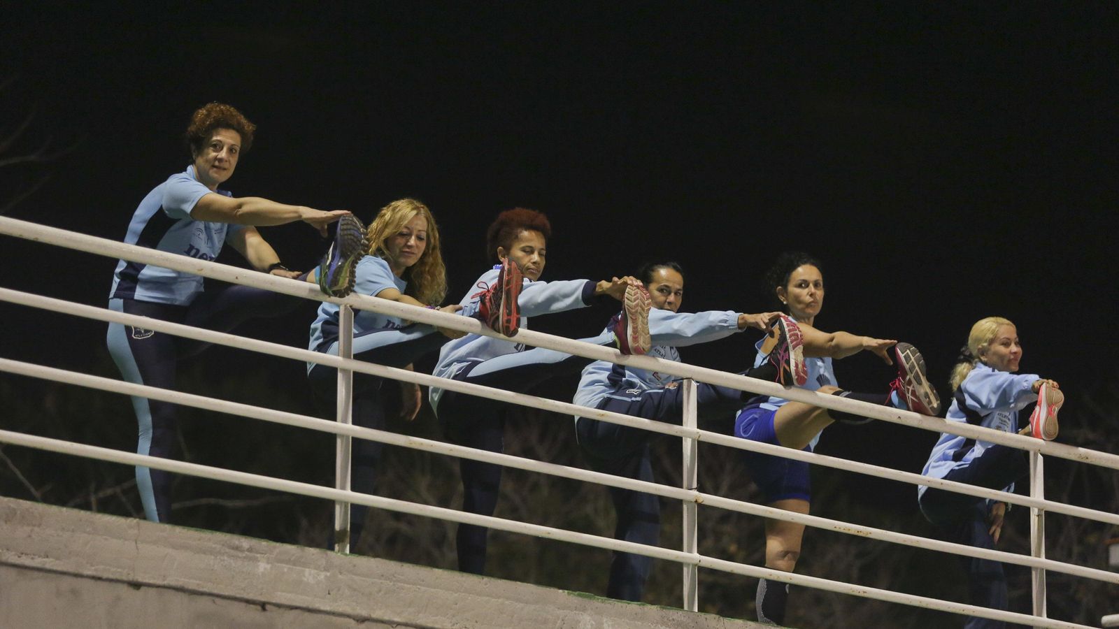 Grupo de mujeres del Club Nerja Atletismo entrenan juntas.