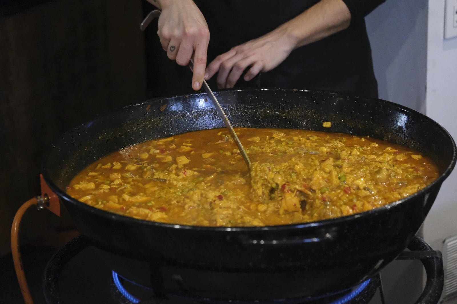 La jornada del perol cordobés en el Mercado Victoria, en imágenes