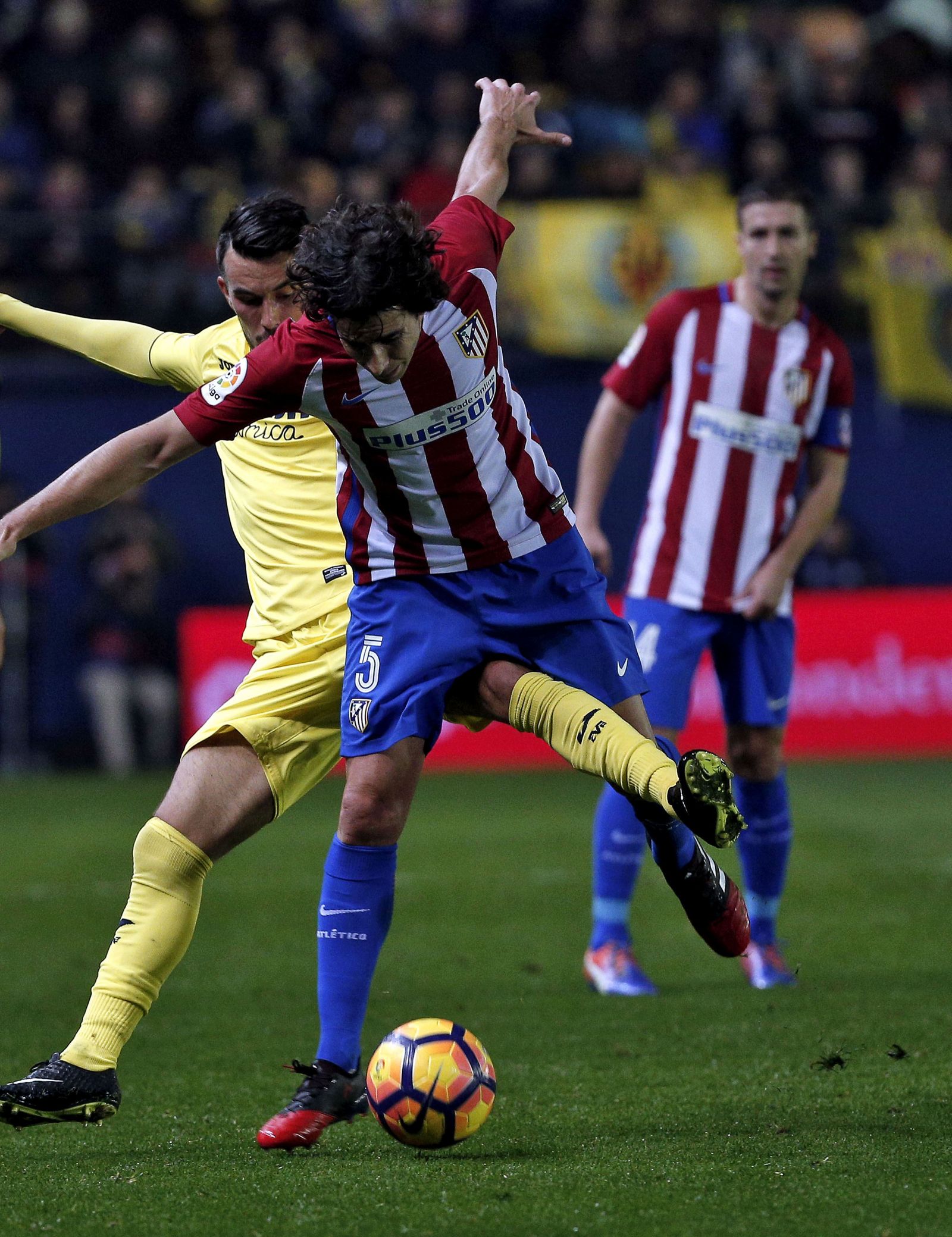 Tiago recibe la entrada por detrás de Sansone.