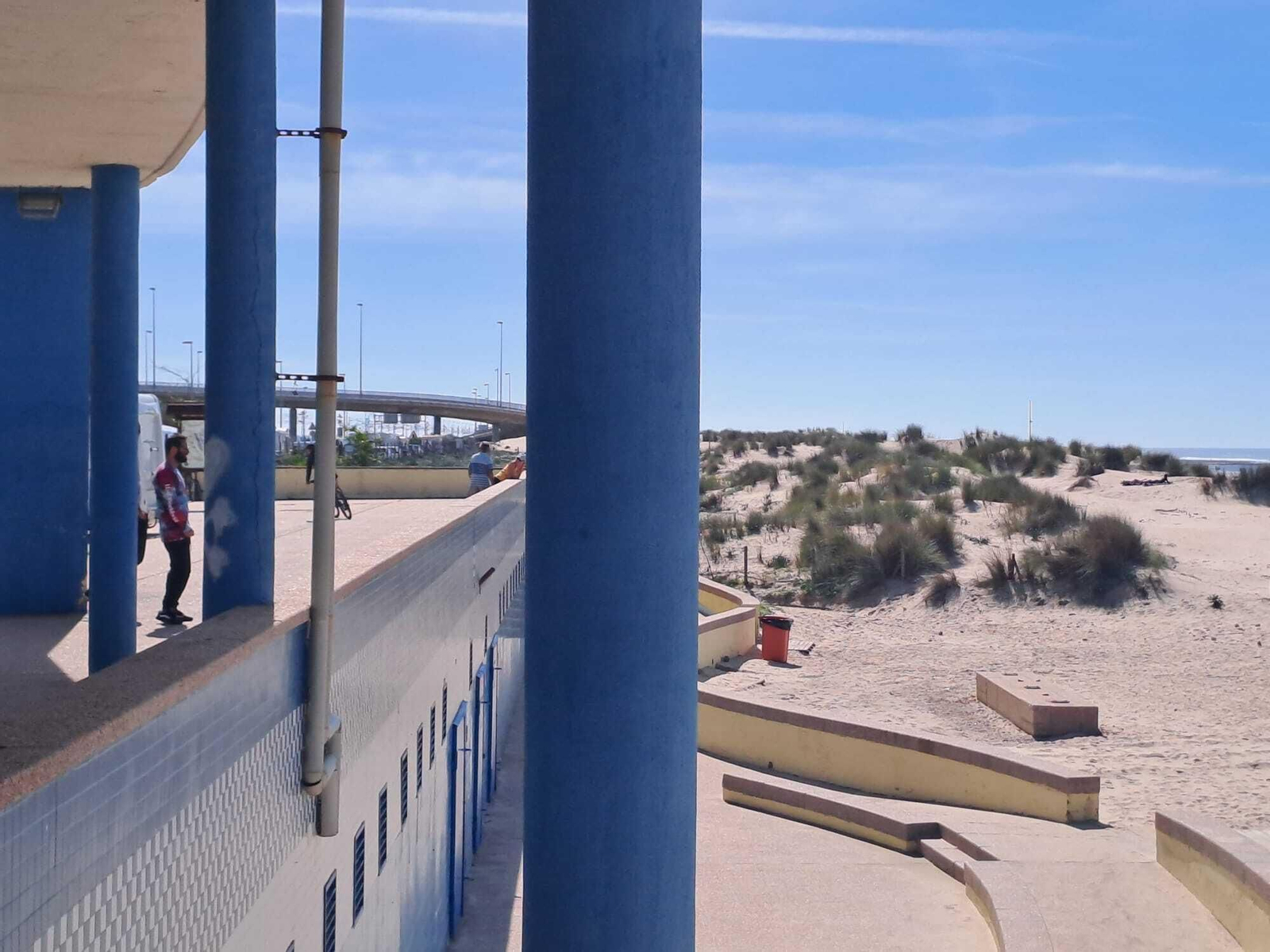 El mal estado de la pérgola de la playa de Cortadura