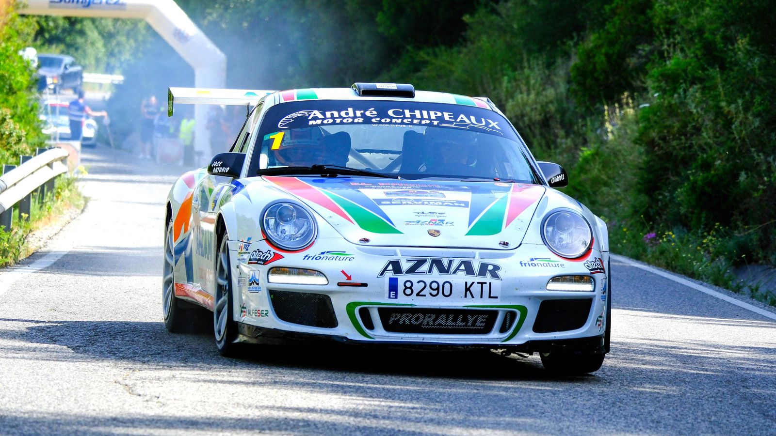 José Antonio Aznar después de tomar con su vehículo la salida del Rallye Ciudad de Jerez.