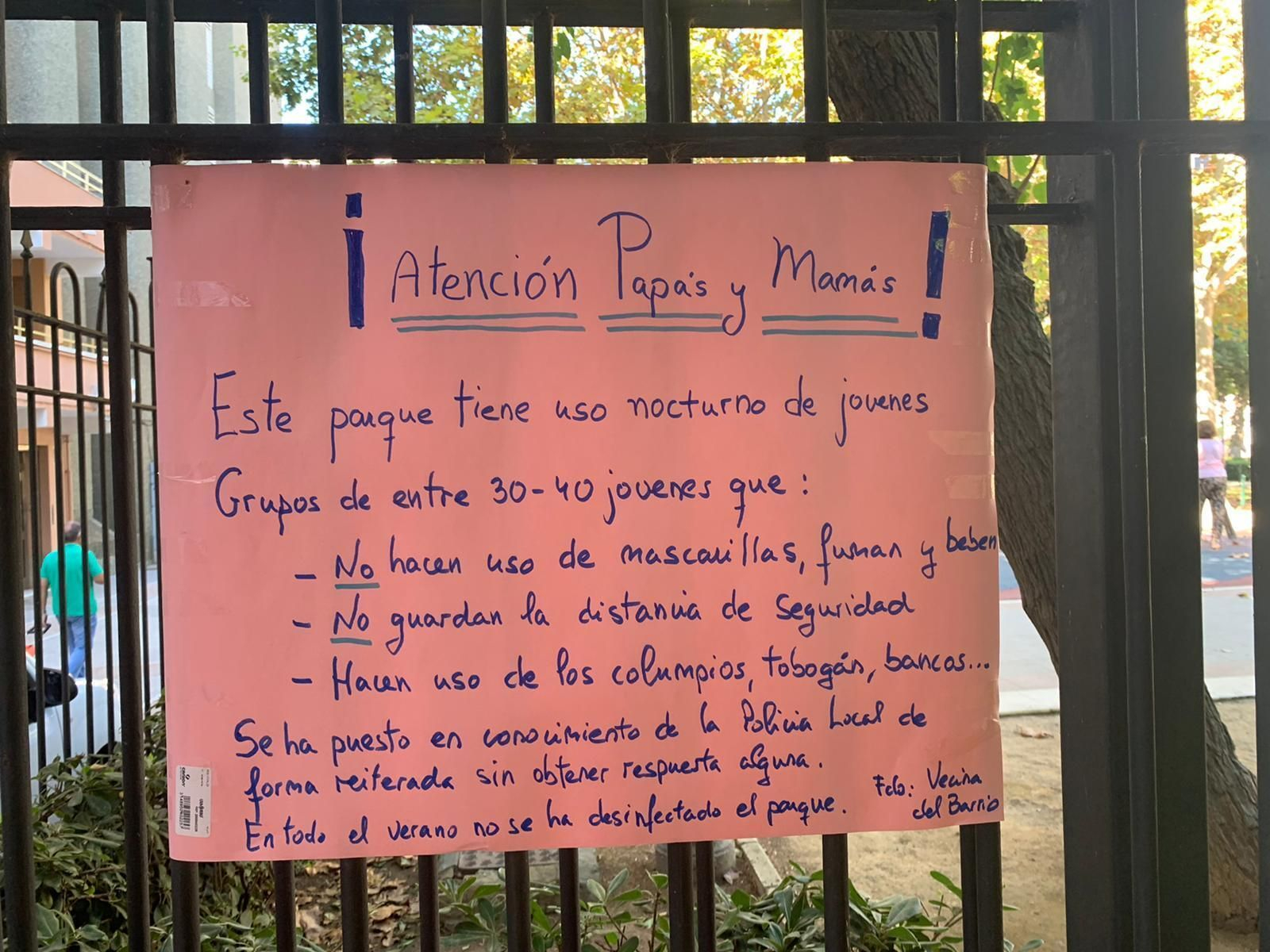 Imagen del cartel que se puso en el acceso al jardín de Varela.