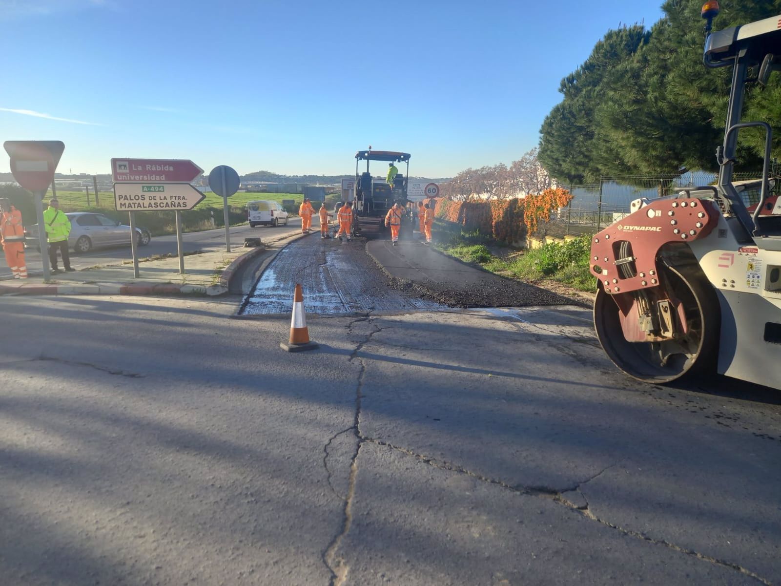 Trabajos de aplicación del asfaltado en la A-494 por Moguer (Huelva).