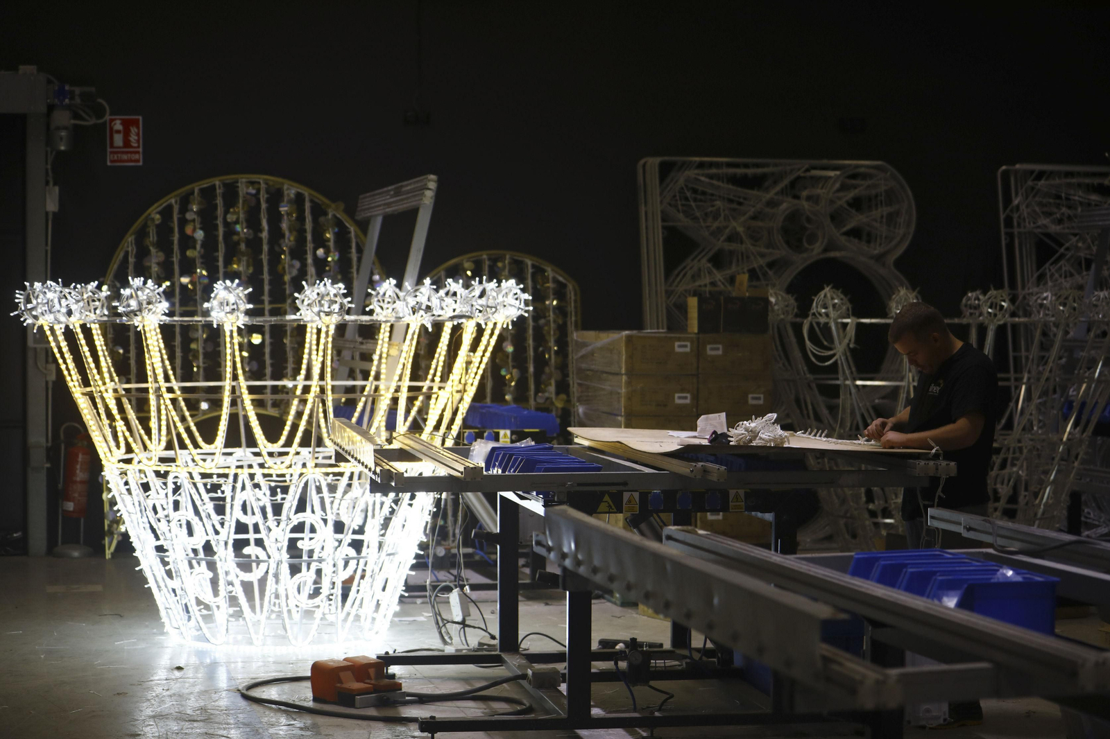 Operarios de Iluminaciones Ximénez preparan los montajes de las luces navideñas.