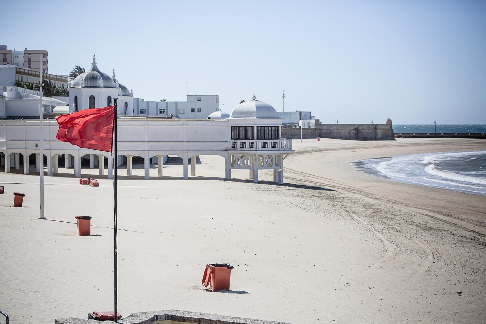 Imágenes del estado de alarma en Cádiz por el coronavirus durante la mañana de hoy.