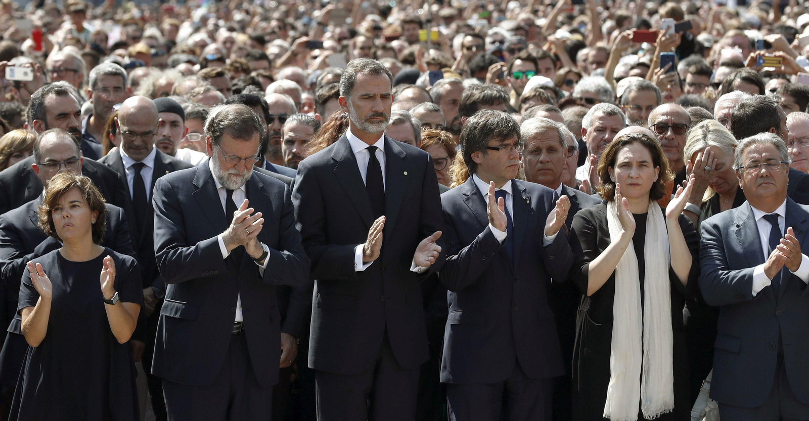 El rey Felipe VI, Soraya Sáenz de Santamaría, Mariano Rajoy, Carles Puigdemont, Ada Colau y  Juan Ignacio Zoido, en un homenaje a las víctimas de los atentados en  Cataluña.