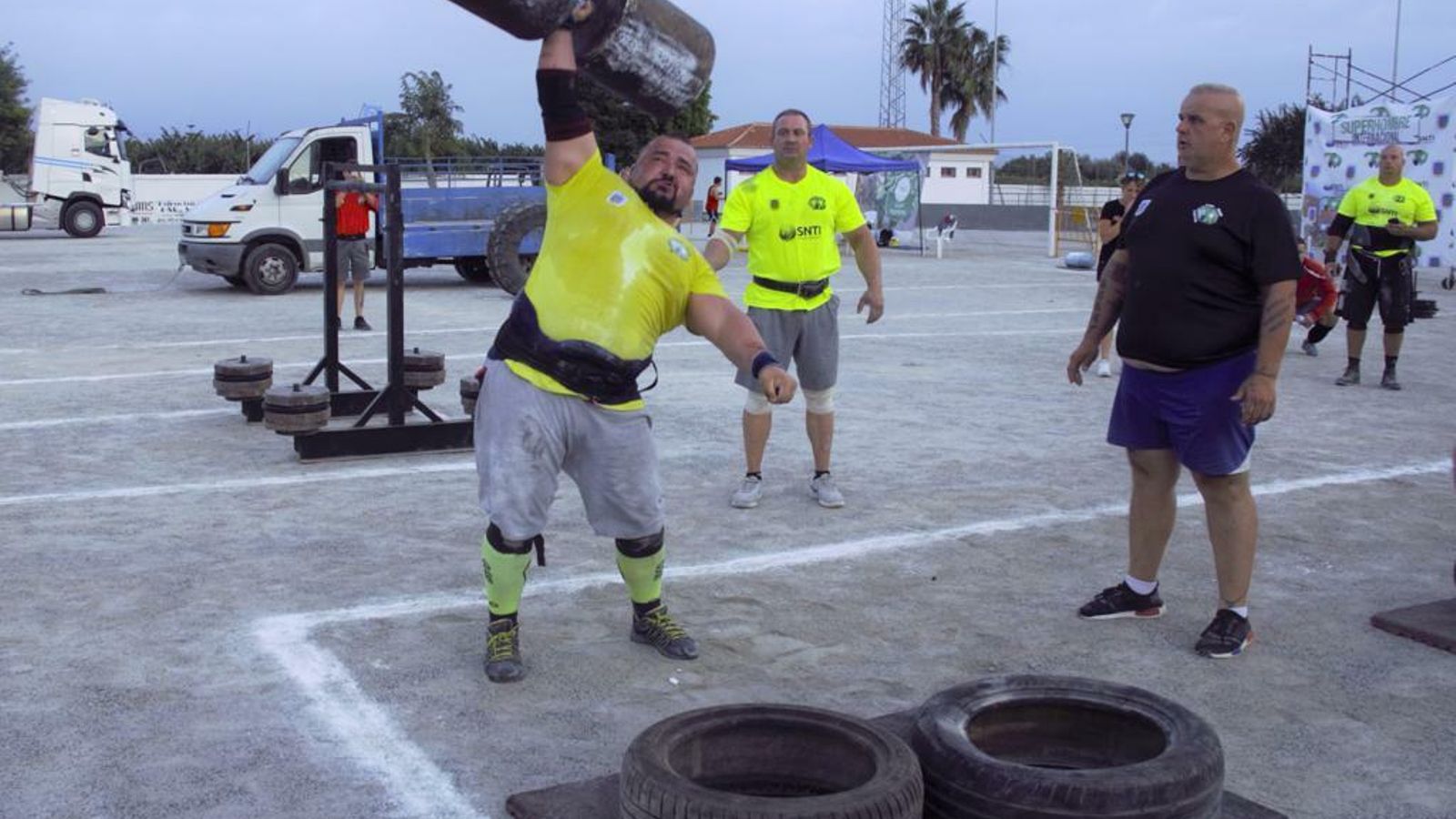 Antonio Bueno levanta un gran peso con un solo brazo.