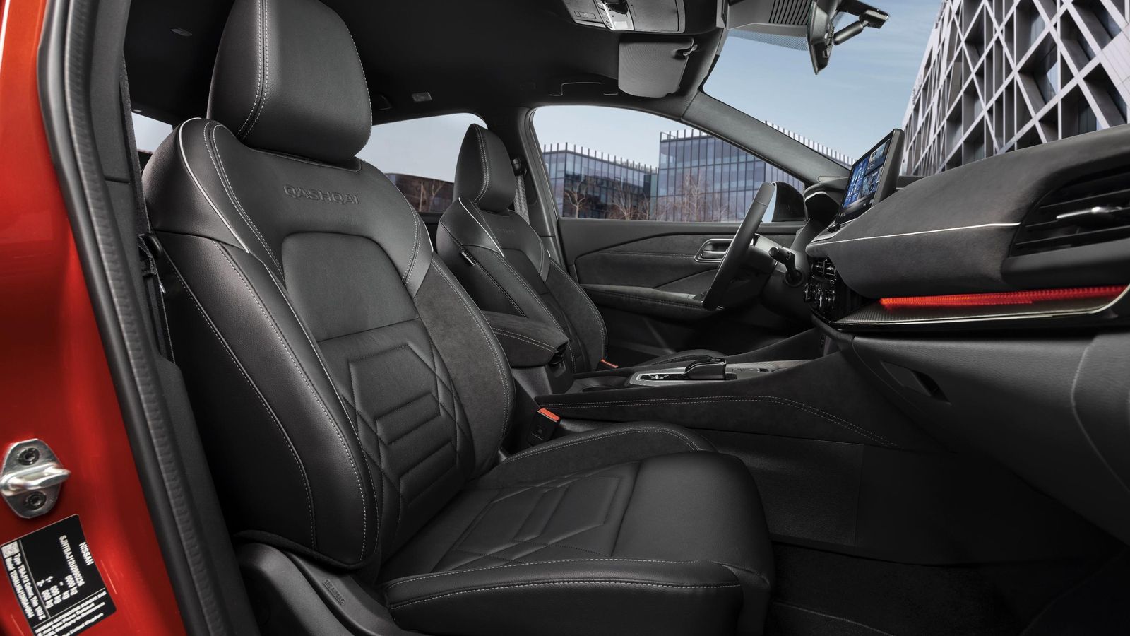 El tapizado en Alcantara combinado con cuero define a los niveles más altos del Nissan Qashqai.