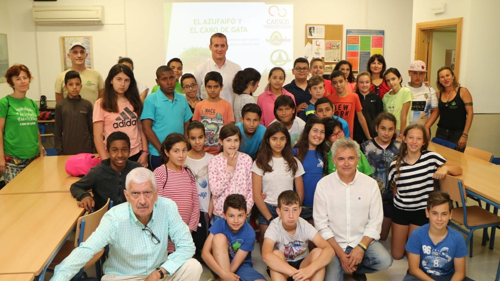 El delegado de Medio Ambiente junto a los alumnos del CEIP Virgen del Mar