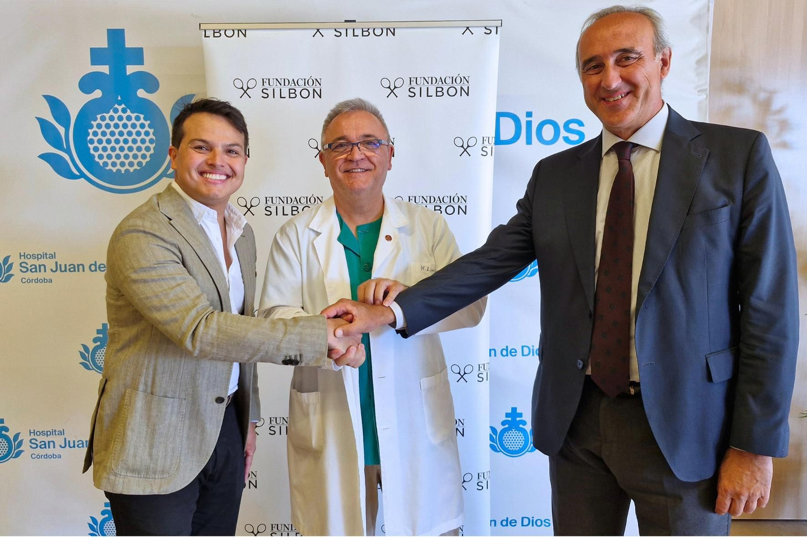 Representantes institucionales tras la firma del acuerdo.