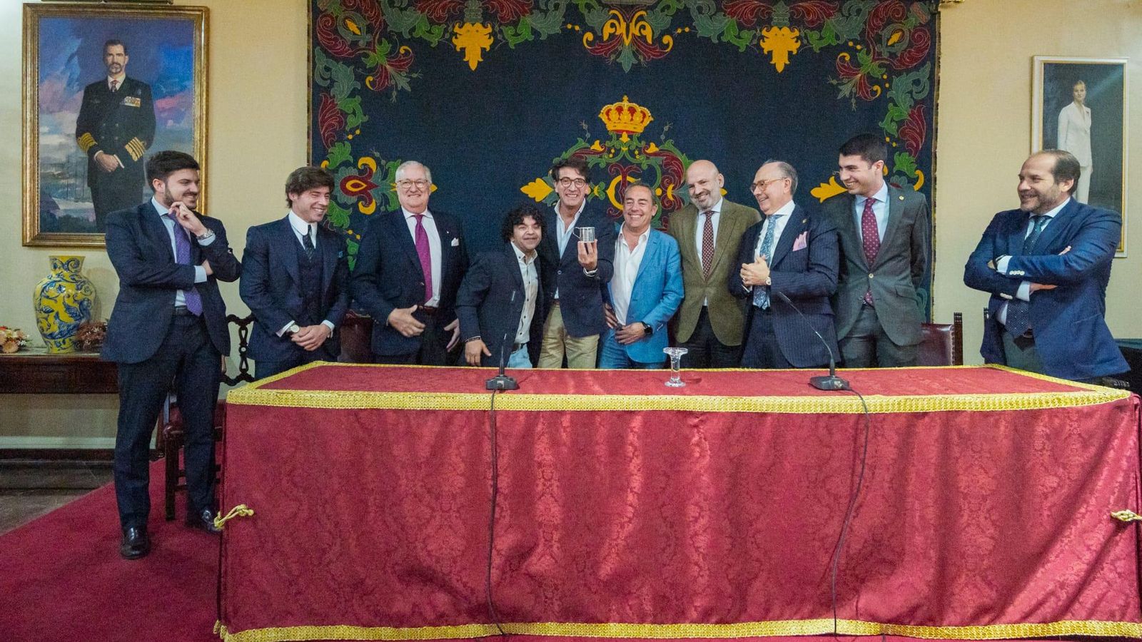 Los premiados reciben el galardón durante el acto de entrega