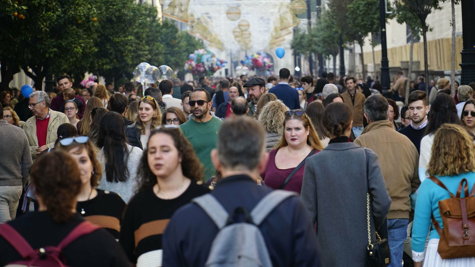 La Avenida, llena de público este puente.
