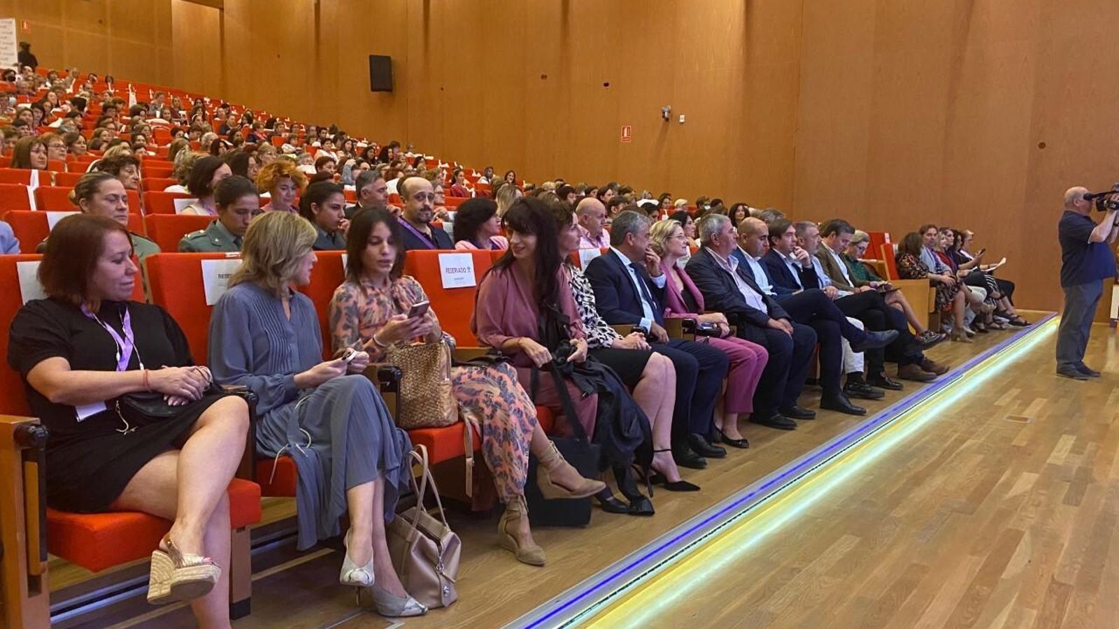 Auditorio del Paraninfo de la Universidad de Almería que alberga en el encuentro de las mujeres rurales, momentos antes del comienzo del evento con autoridades en primera fila