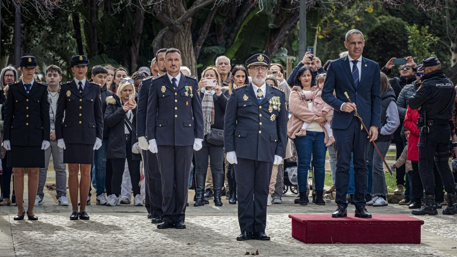 Fotos del acto del izado de bandera en Cádiz con motivo del bicentenario de la Policía Nacional