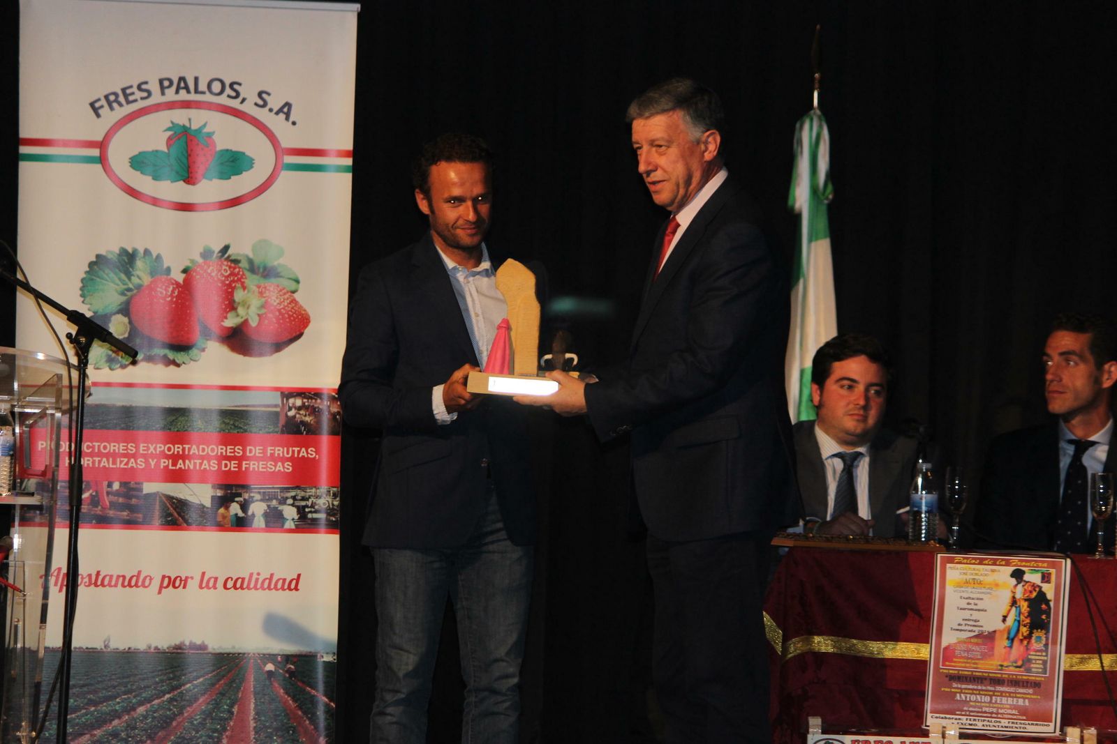 Carmelo Romero entrega a Antonio Ferrera el trofeo como triunfador en Palos.