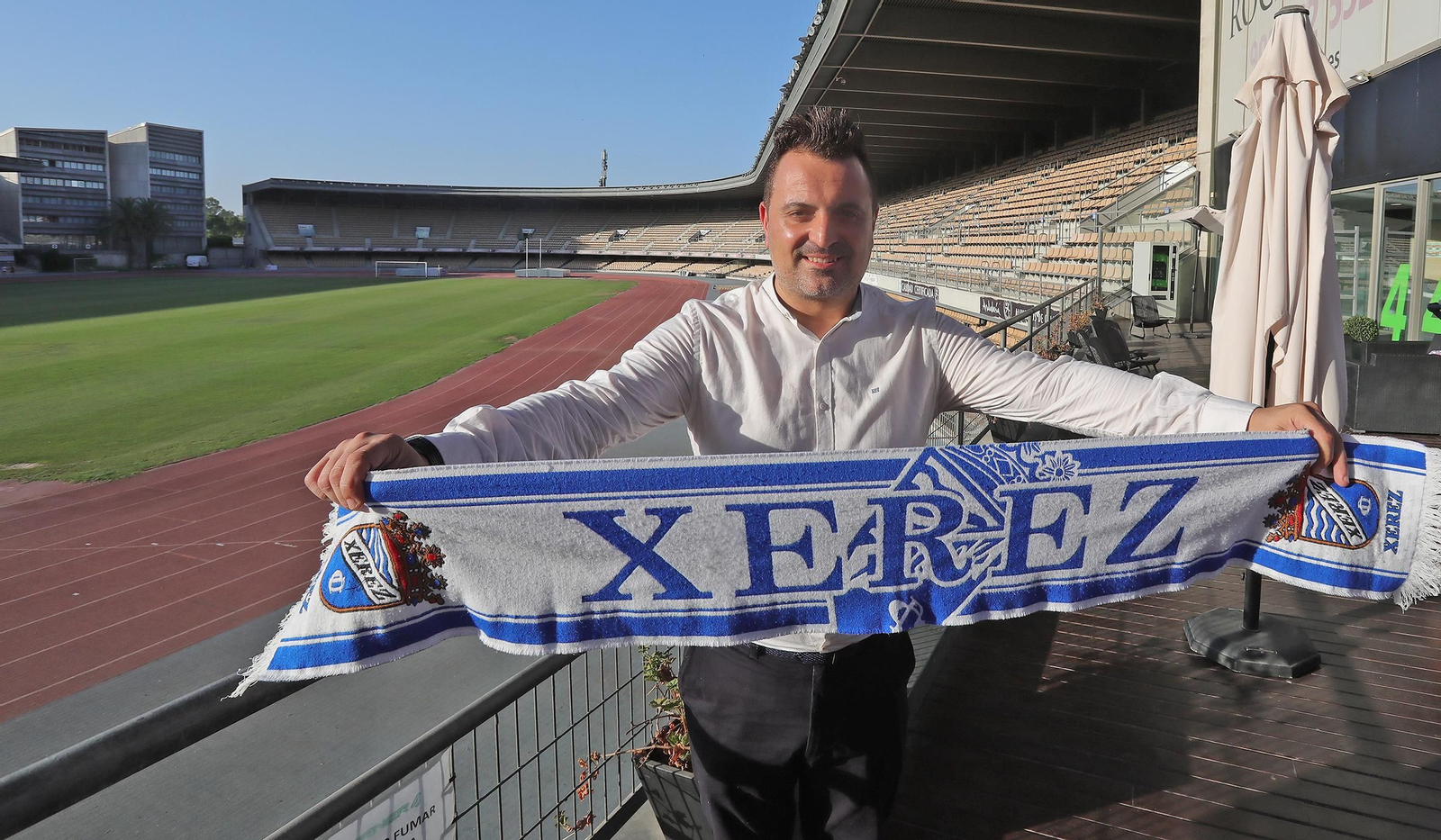Joaquín Poveda posa con la bufanda del Xerez CD en su presentación.