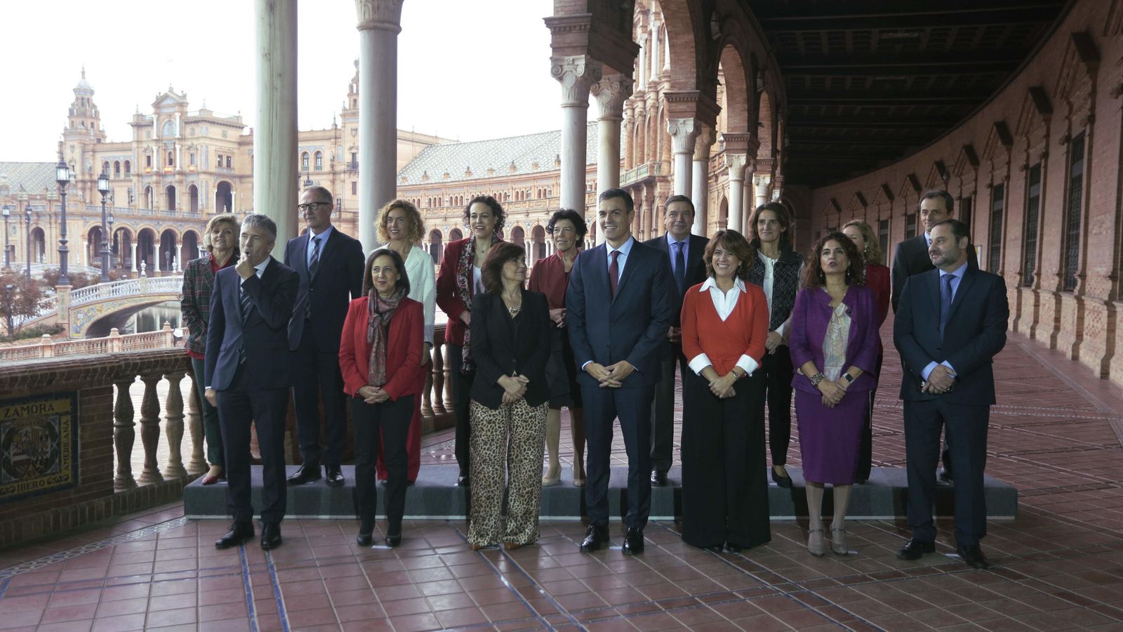 Foto de familia del Gobierno en la Plaza de España previa al Consejo de Ministros