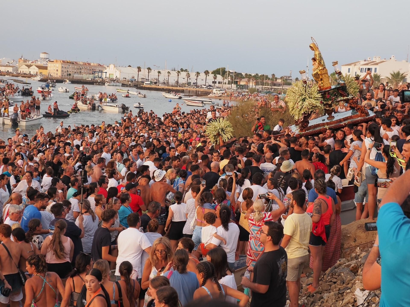 Las mejores imágenes de la procesión de la Virgen del Mar de Isla Cristina.