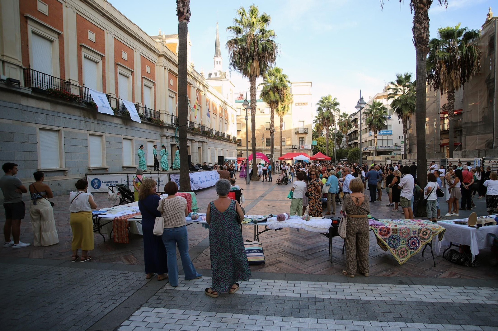 Imágenes de Huelva en blanco y azul, la noche del comercio