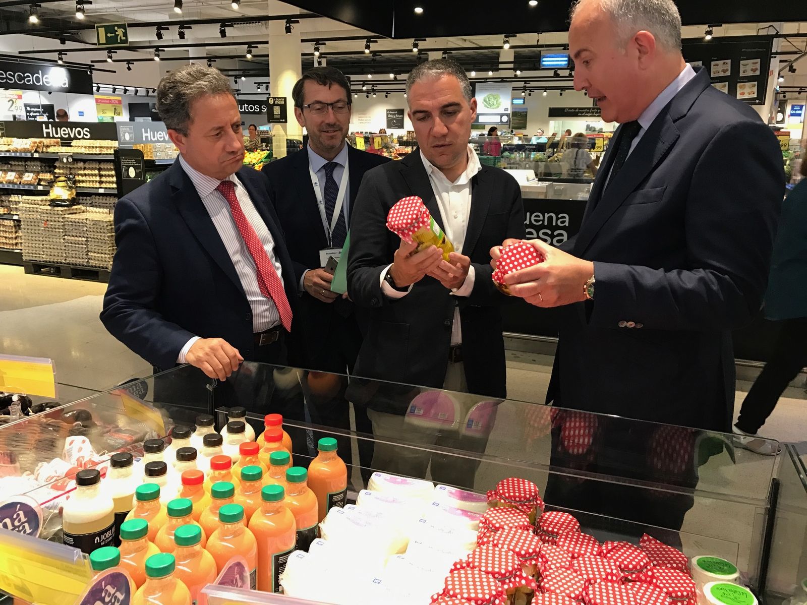 Los productos Sabor a Málaga se promocionan en una feria en los Carrefour de la provincia.