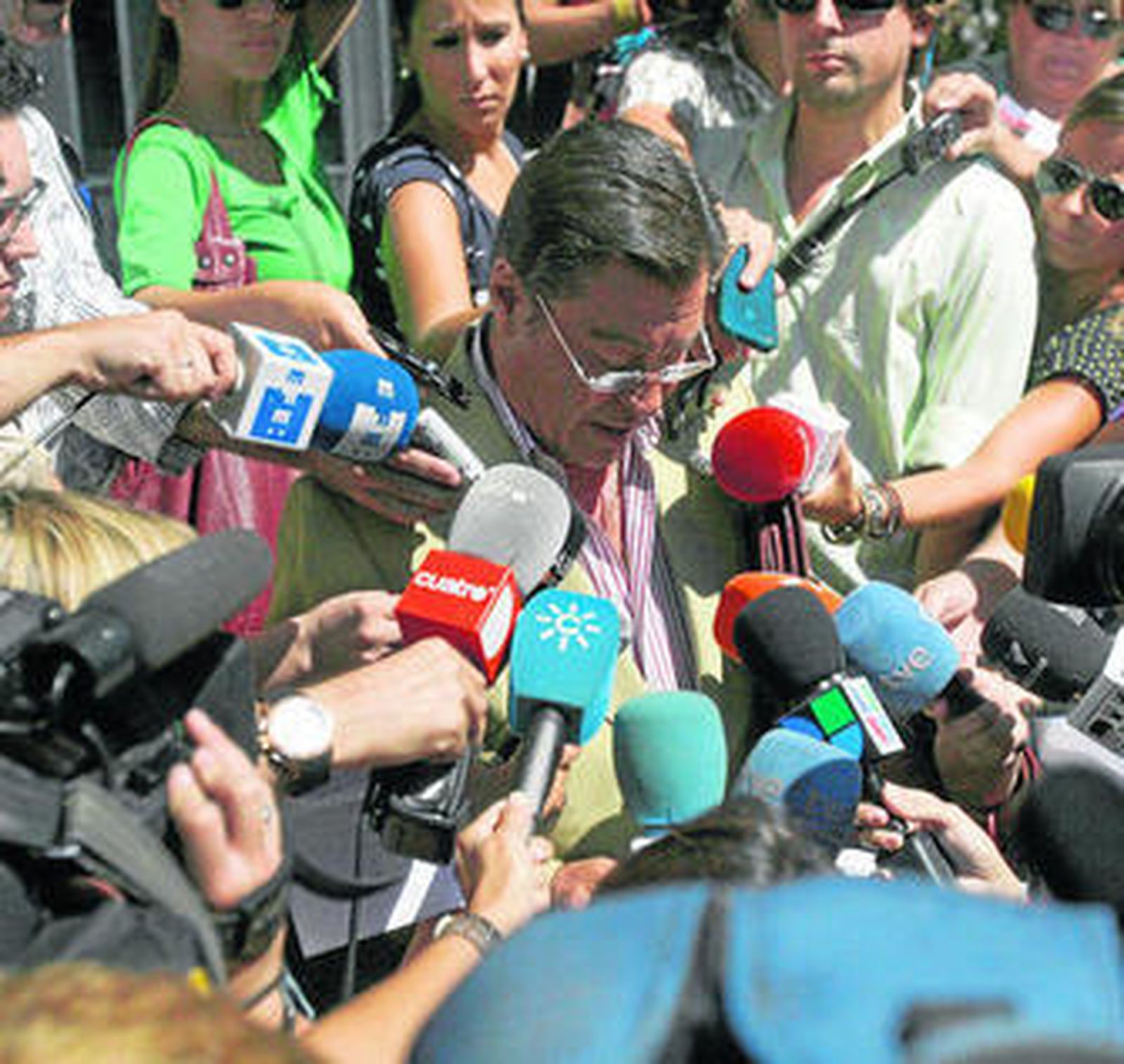 El abogado de José Bretón, durante una comparecencia pública a la puerta del juzgado.