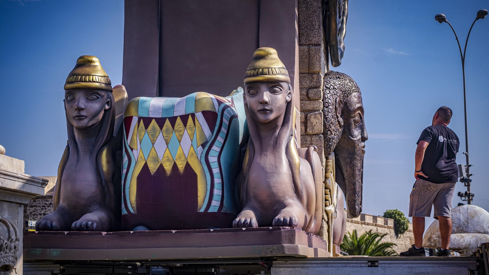 Montaje del monumento fenicio en las Puertas de Tierra realizado por el artista Alejandro Santaeulalia.