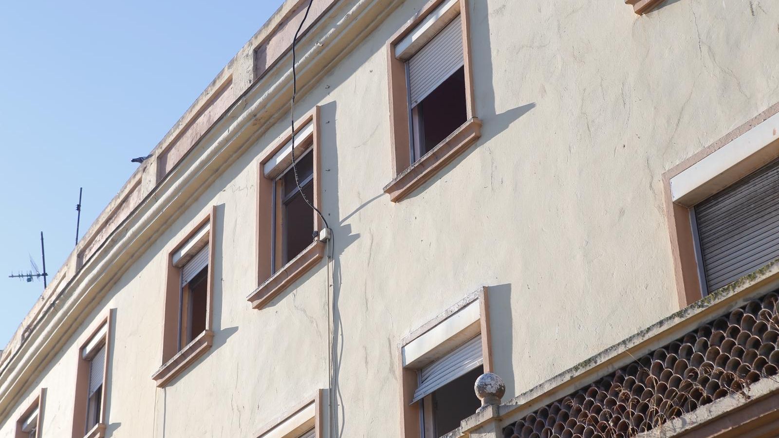 Detalle de las ventanas del edificio sin las hojas, este jueves.