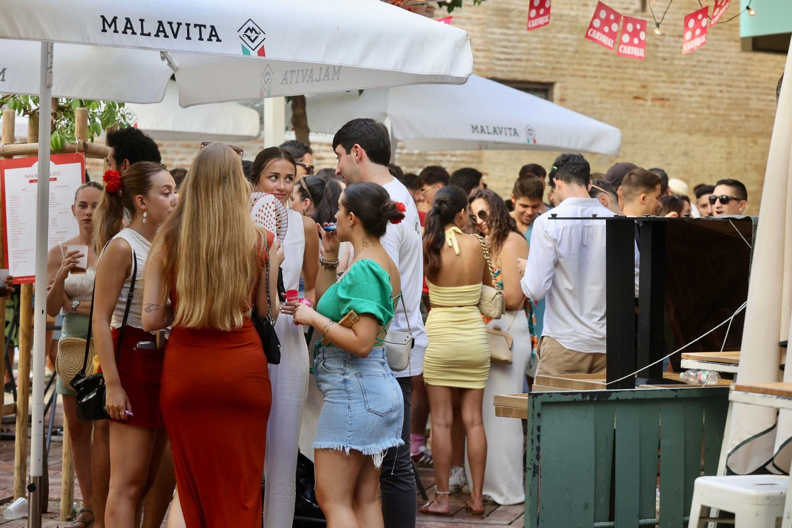 Grupo de amigos durante la Feria de Día en el Centro.