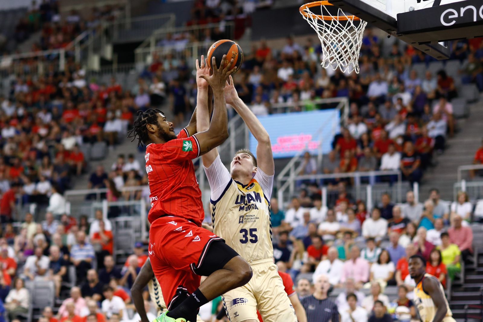 Intento de canasta de Felicio en el partido de este sábado