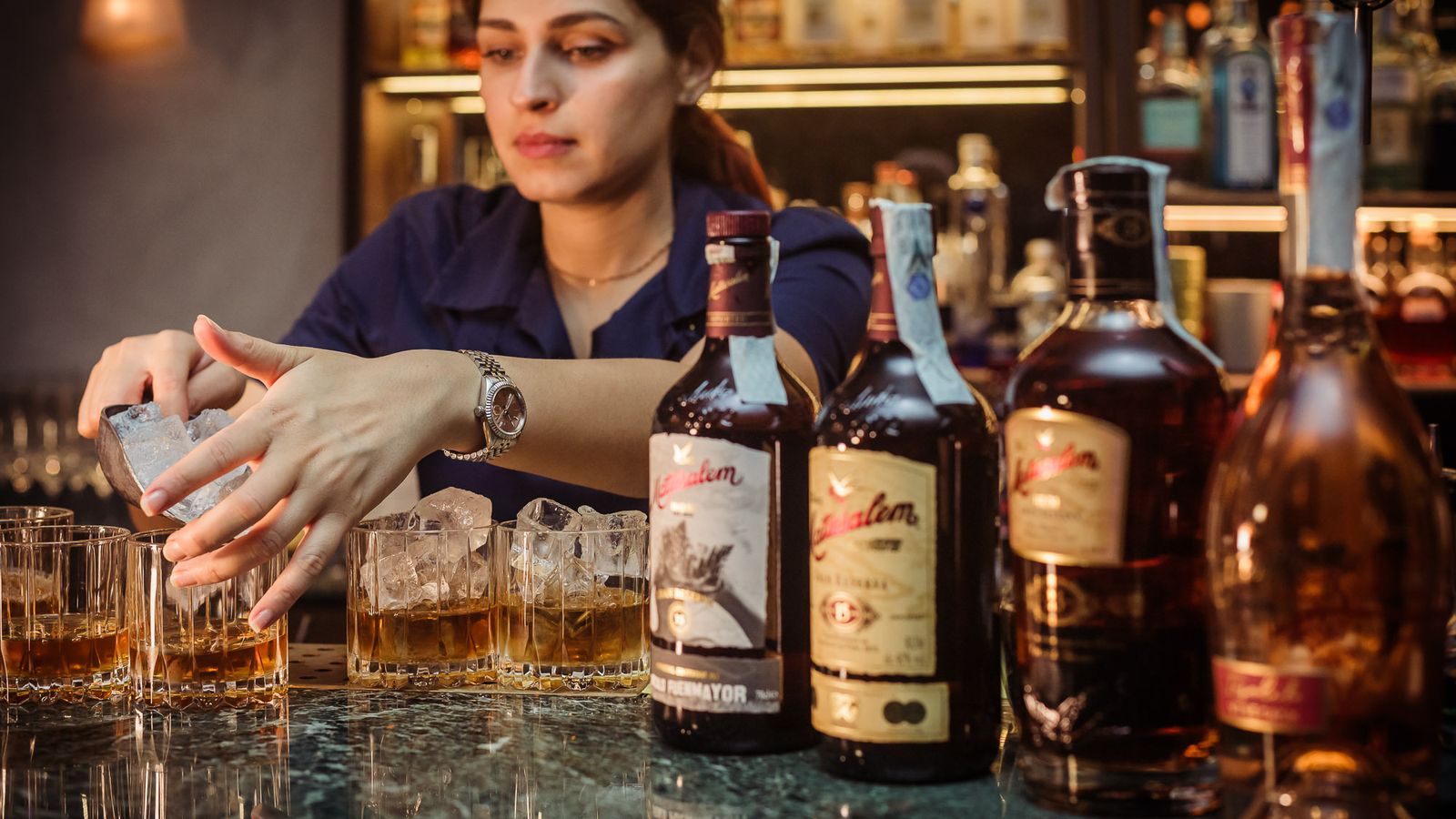 Una bartender con Ron Matusalem