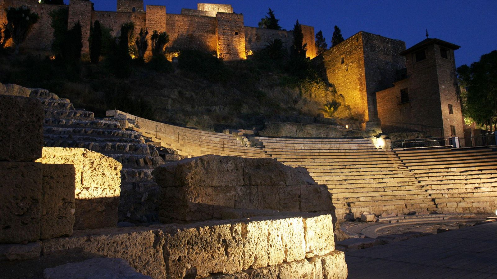 La Alcazaba de Málaga es todavía más hermosa por la noche.