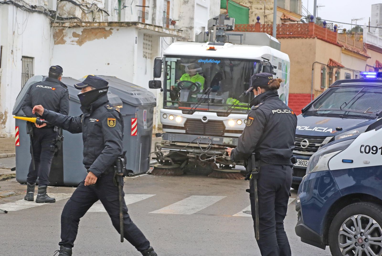 Agentes durante las tareas de control en El Chicle.